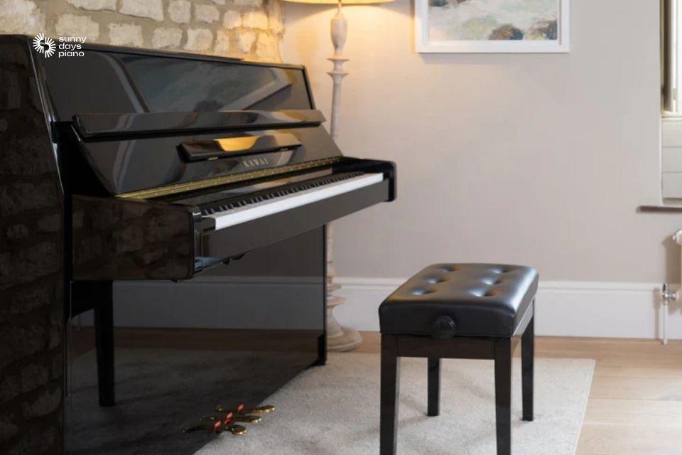 Kawai K-15 là mẫu đàn piano cho người mới học nổi bật với âm thanh chân thực, phù hợp với không gian nhỏ 