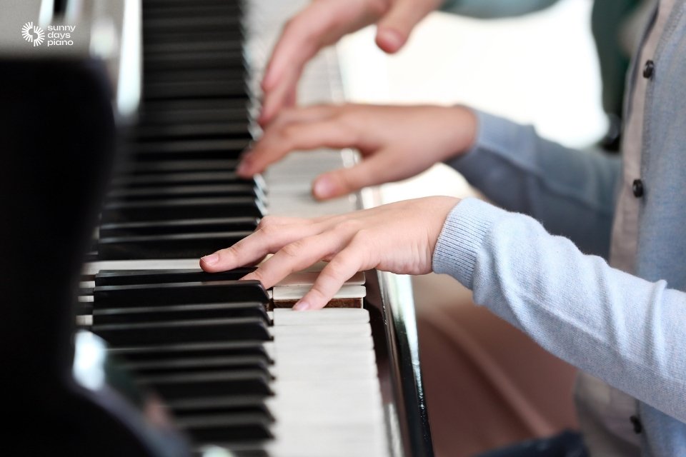 Bạn nên chơi cùng lúc cả hai tay với bài tập luyện ngón piano cơ bản khi đã chơi thành thạo