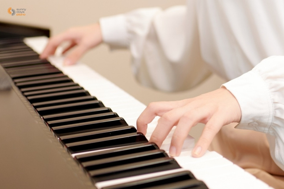 Bạn nên ưu tiên những mẫu đàn có bàn phím nhạy khi lựa chọn đàn piano cho người mới học