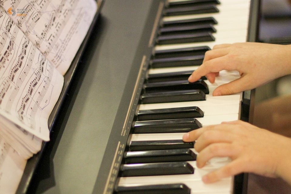 Bạn cần luyện tập phối hợp cả hai tay một cách nhịp nhàng khi chơi piano 