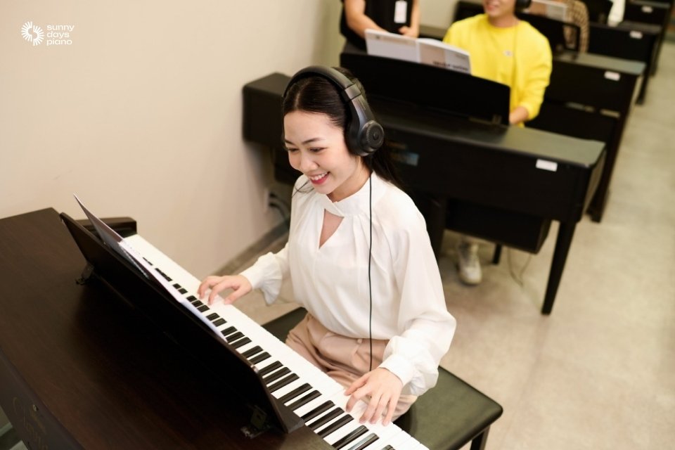 Lớp dạy piano cho người lớn tại trung tâm