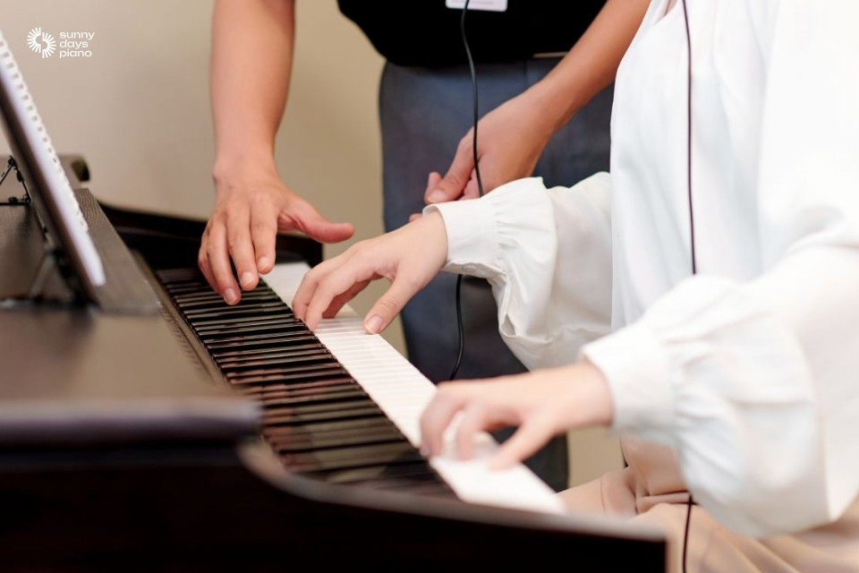 Bạn nên tham gia vào các lớp dạy đàn piano để nhanh chóng phát triển kỹ năng chơi đàn của mình