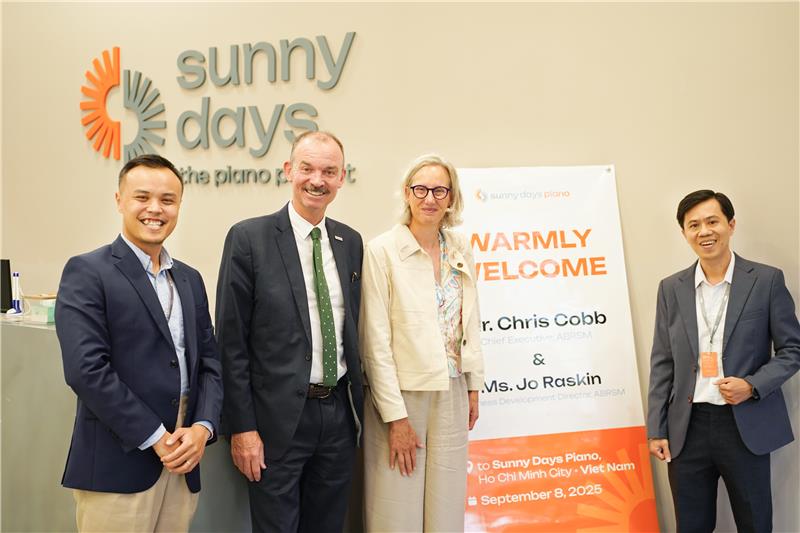 Ông Chris Cobb - CEO của ABRSM đến thăm Sunny Days Piano - Một trong ba Trường Đối Tác chính thức của ABRSM tại Đông Nam Á 